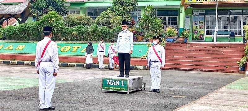 Upacara Bendera Perdana Semester Genap di MAN 1 Kota Padang Panjang